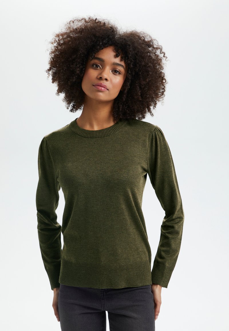Olivgrüner Strickpullover mit langen Ärmeln, geripptem Ausschnitt und Saum, mit leichtem Puffdetail an den Schultern, weicher Textur.