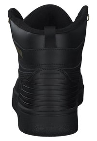 Svarte høytoppsneakers med en glatt skinnoverdel, polstret krage og teksturerte detaljer. Har en løftestropp og diskret gullmerke.