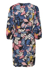 Robe fleurie avec un fond noir, des motifs roses, bleus et jaunes, des manches bouffantes longues et une ceinture à la taille, avec une coupe décontractée.