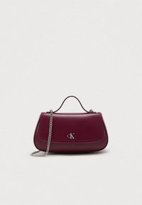 Väike burgundia värvi nahast käekott, millel on ülemine käepide, hõbedane ahelrihm ja hõbedane "cK" logo esiklapil.