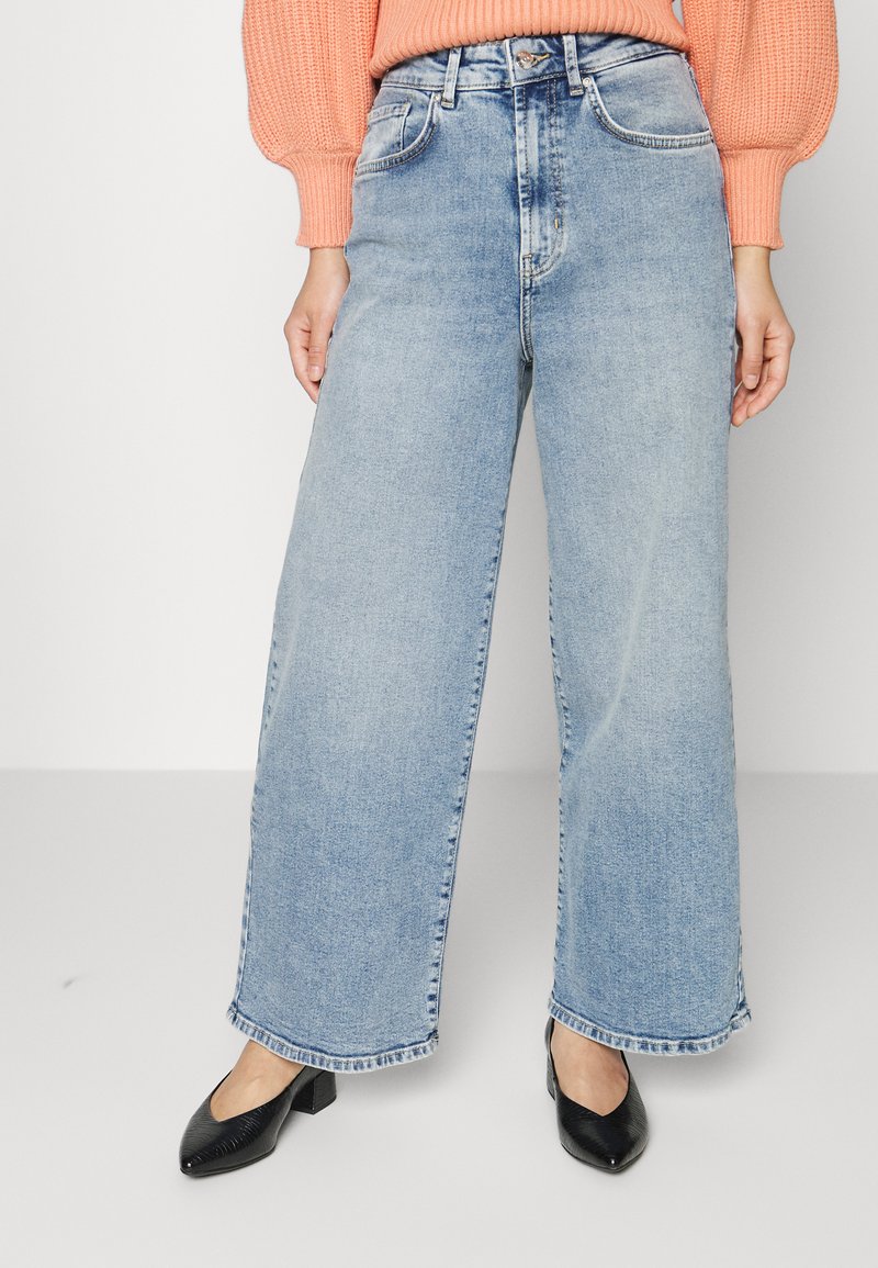 ONLY Petite ONLINC HOPEEX HI WIDE LEG REAPET - Calças de ganga de corte relaxado - light blue denim