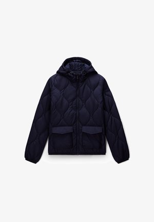 Veste matelassée bleu marine avec capuche, présentant un design matelassé, fermeture éclaire à l'avant et deux grandes poches avant. Poignets et ourlet élastiques.