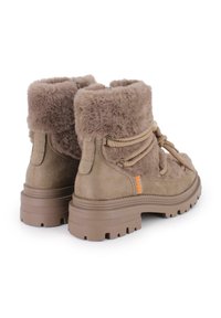 Botas de tobillo de ante marrón con puño de piel sintética, puntera redonda y suela de goma resistente. Presenta cordones y un acento de logo naranja en el lateral.