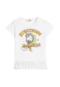 Vit bomulls t-shirt med en färgglad enhörning grafik och texten "ALLTING ÄR FANTASTISKT" samt fransar i nederkant.