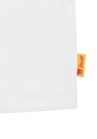 Camiseta de algodón blanca con corte recto, que presenta una etiqueta amarilla con texto rojo en el dobladillo, mostrando un logo de oso.