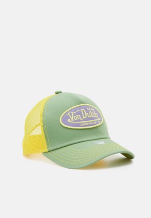 Grøn og gul mesh trucker cap med broderet patch "Von Dutch Originals" på frontpanelet og buet skygge.