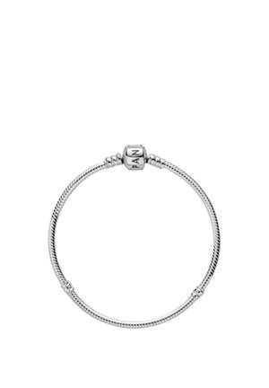 Silbernes Schlangenkettchen-Armband mit zylindrischem Verschluss, auf dem "PAN" eingraviert ist, vor weißem Hintergrund.