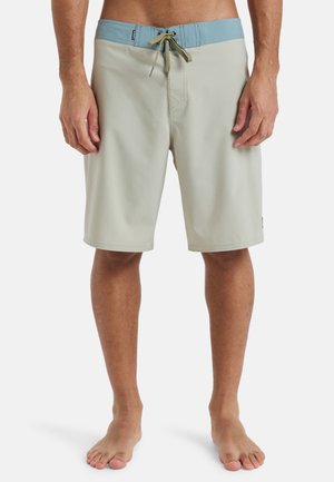 Beige Boardshorts mit einem blauen Bund, ausgestattet mit einem Kordelzugverschluss und einer glatten Textur, entworfen für Wasseraktivitäten.