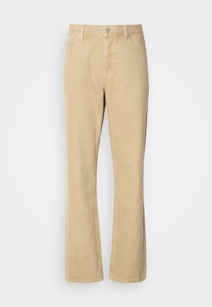 Beige Cordleisten-Hosen mit ausgestelltem Bein, Knopf- und Reißverschluss, ausgestattet mit fünf Taschen und sichtbaren Nähten entlang der Beine. Glatte Textur.