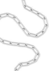 Sølv metal kæde lavet af aflange, ovale led med en poleret overflade, der viser et sømløst sammenkoblingsdesign og glat tekstur.