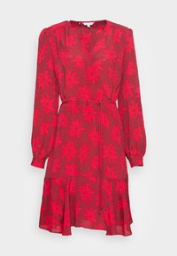 Robe rouge à enfiler avec de longues manches bouffantes, motif floral dans un rose vif, taille cintrée et jupe à volants. Tissu léger et décolleté en V.