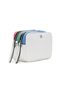 Witte nep leren tas met drie ritscompartimenten in roze, groen en blauw. Gekenmerkt door zwarte ritsaccenten en een rechthoekige vorm.