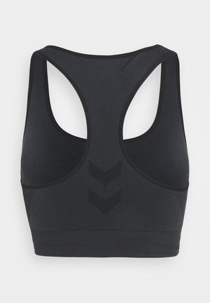 Sort sømløs racerback sports-bh med to mørke chevronmønstre på ryggen og bred elastisk underbånd.