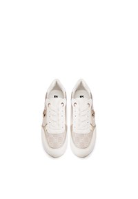 Sneaker bianche con accenti beige, dotate di una parte superiore in tessuto a fantasia, punta rotonda, lacci piatti e hardware decorativo sui lati.