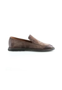 Chaussure en daim marron à enfiler avec un bout arrondi et une semelle en caoutchouc noire, vue de côté sur fond blanc.