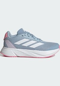 Zapatilla deportiva de color azul claro con una parte superior de malla transpirable, rayas blancas, acento rosa en el talón y una entresuela blanca con detalles texturizados.