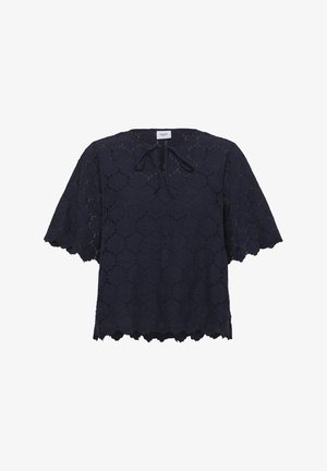 Tengerés kék csipke felső, ívelt szegéllyel, rövid, széles ujjakkal és megkötő nyakkivágással. Az anyagon virágmintázat található.