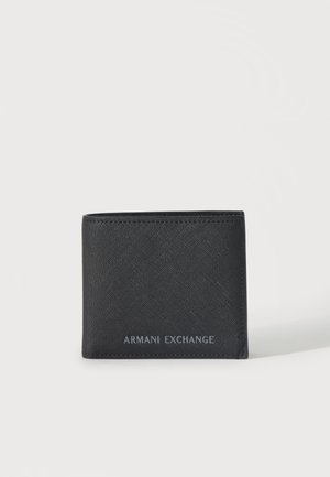 Portefeuille noir texturé bi-pli avec logo Armani Exchange en lettres argentées au centre avant sur fond blanc uni.