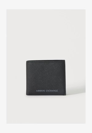 Sort tekstureret to-foldet pung med Armani Exchange logo i sølvbogstaver foran i midten mod en ensfarvet hvid baggrund.