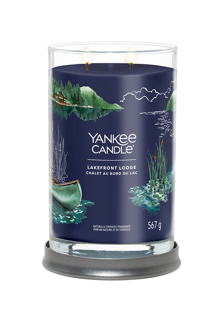 Yankee Candle, Lakefront Lodge, ma niebieską woskową powłokę w przezroczystym szklanym słoju, z metalową, srebrną podstawą. Ozdobiona ilustracjami z naturą.