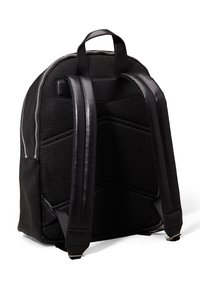 Zaino nero con schiena in rete, spallacci in pelle liscia e dettagli in zip argento. Forma strutturata con superficie testurizzata.