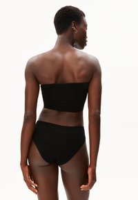 Zwarte bandeau top en high-waisted slip, gemaakt van gladde stof. Heeft een geribbelde textuur en een elastische tailleband voor een stevige pasvorm.