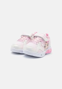 Scarpe sportive rosa con tomaia sintetica bianca e rosa, fascia in velcro, dettagli scintillanti e una grafica di Minnie Mouse di lato.