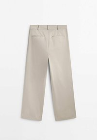 Beige wijde broek van soepel katoen. Kenmerken zijn een platte tailleband, riemlussen en twee achterzakken met platte sluitingen.