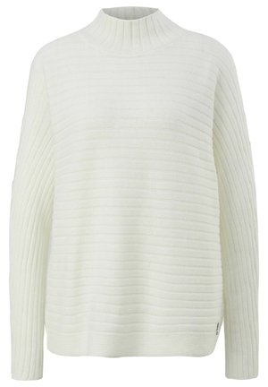 Pull blanc en maille côtelée avec un col rond haut et des manches longues, présentant des rayures texturées horizontales.