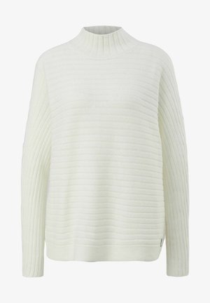 Pull blanc en maille côtelée avec un col rond haut et des manches longues, présentant des rayures texturées horizontales.