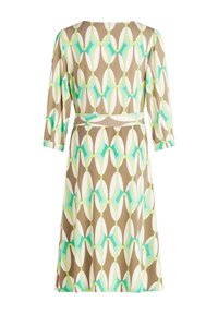 Muster Midi Kleid in Braun, Mintgrün und Weiß; mit dreiviertel Ärmeln, definiertem Taillenbereich und einem geometrischen Blumenmuster.