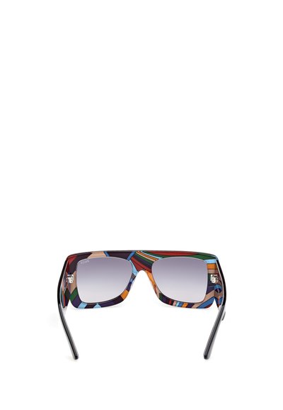 Pestrobarevné oversize sluneční brýle s vzorovaným rámem, které mají gradientní šedé čočky a černé stranice. Geometrický design v několika barvách.