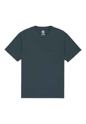 Camiseta de algodón verde azulado oscuro con cuello redondo, mangas cortas y un sutil logo de la marca impreso en el pecho. Textura suave, diseño sencillo.
