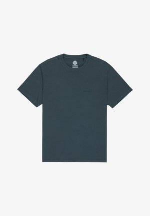 Camiseta de algodón verde azulado oscuro con cuello redondo, mangas cortas y un sutil logo de la marca impreso en el pecho. Textura suave, diseño sencillo.