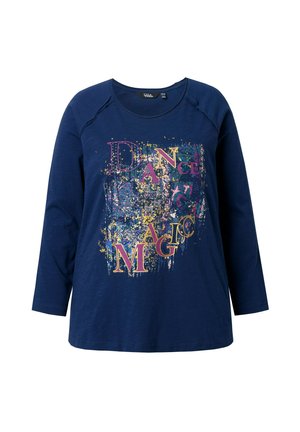 Maglietta a maniche lunghe blu navy in tessuto morbido, con una grafica colorata che presenta le parole "DANCE" e "MAGIC" in caratteri grandi.