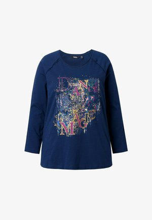 Dunkelblauses Langarmshirt aus weichem Stoff mit einem bunten Grafikdesign, das die Wörter "TANZEN" und "MAGIE" in großen Lettern zeigt.