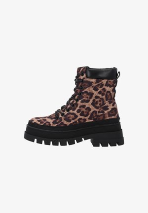 Knöchelhohe Stiefel mit Leopardenmuster, einer dicken schwarzen Sohle, kräftigen Schnürsenkeln und einem gepolsterten schwarzen Kragen für zusätzlichen Komfort. Texturiertes Stoffdesign.