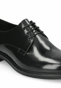 Sort lædersko med poleret finish, der har en glat overdel, snørebånd og minimalistisk design. Robust sål med en lille hæl.
