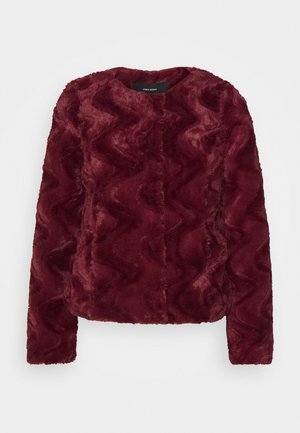 Bordeauxkleurige dames faux fur jas met lange mouwen, ronde hals en subtiel gestructureerd golfpatroon.