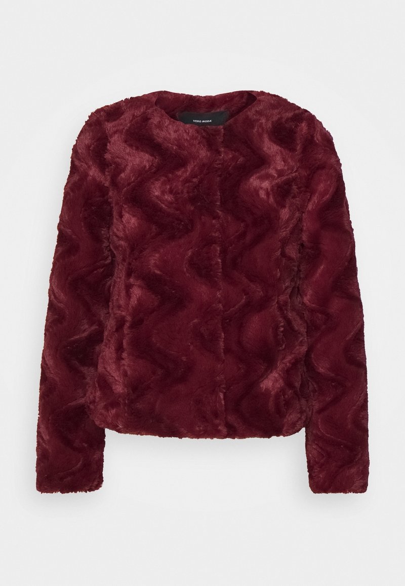 Veste bordeaux pour femme en fausse fourrure, manches longues, col rond et motif subtilement texturé en forme de vague.
