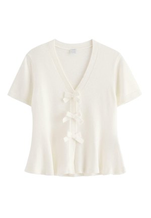 Kortærmet hvid strikbluse med V-hals og tre dekorative sløjfer foran, med en let udsvinget kant.
