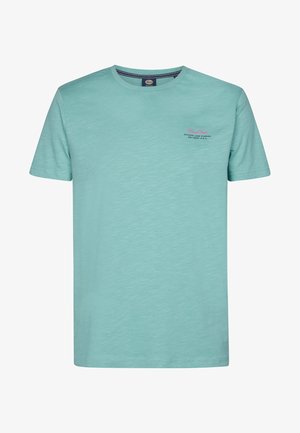 Helles türkisfarbenes T-Shirt mit kurzen Ärmeln aus weichem Stoff, mit Rundhalsausschnitt und einem kleinen aufgedruckten Logo-Detail auf der Brust.