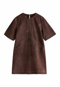 Robe en daim marron avec des manches courtes, coupe décontractée, encolure ronde, poches latérales et fermeture éclair au dos. Texture lisse avec un léger éclat.