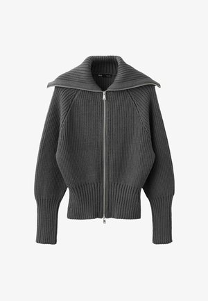 Suéter oscuro de punto acanalado con cremallera, cuello ancho doblado y mangas largas ajustadas.