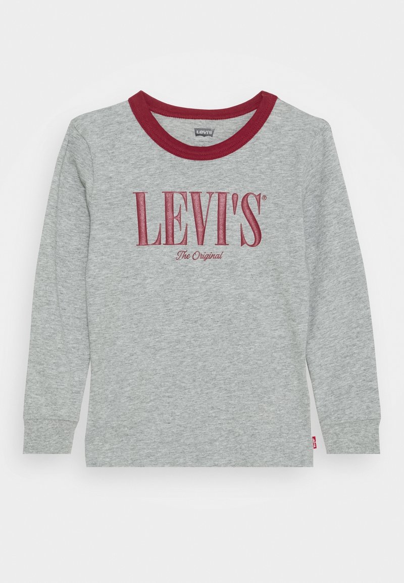 Camiseta de manga larga gris con cuello redondo rojo. Lleva "LEVI'S" en letras grandes color granate y "The Original" en texto más pequeño debajo.