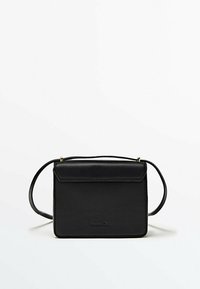 Czarna skórzana torba crossbody o prostokątnym kształcie, z klapką zamykaną na zatrzask i regulowanym paskiem. Charakteryzuje się subtelnym logo wytłoczonym z przodu.