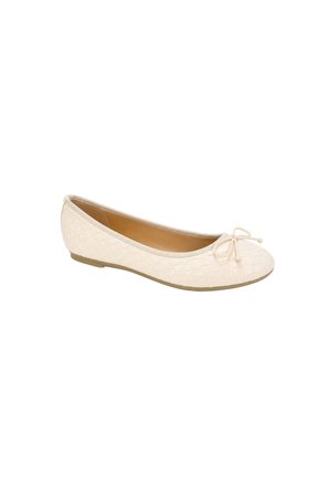 Beiger gewebter Ballettflachschuh mit abgerundetem Zehenbereich und kleinem Schleifendetail, flacher Sohle und niedrigem Absatz.