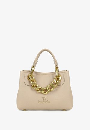 Borsa a tracolla in pelle beige con texture, dotata di una larga maniglia a catena dorata, con un dettaglio del logo sul davanti e forma arrotondata.