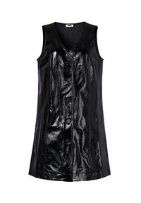Ärmelloses, schwarzes Lacklederkleid mit V-Ausschnitt und fünf Vorderknöpfen, das eine glänzende, strukturierte Oberfläche und einen geraden Saum hat.