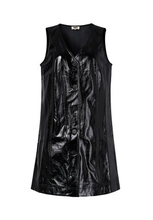 Robe sans manches en cuir verni noir avec décolleté en V et cinq boutons à l'avant, présentant une finition brillante et texturée ainsi qu'une ourlet droit.